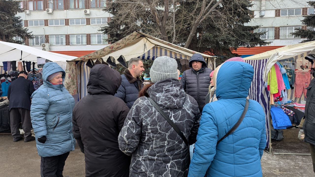 «Это вообще нормально?»: главу района возмутили ларьки и палатки возле Аллеи Героев